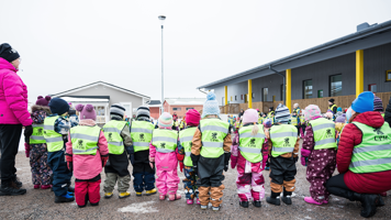 UPM Pellos donates safety vests to Ristiina&#x2019;s new daycare centre